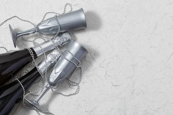 Окуляри Шампанського Пляшки Срібними Намистинами Концепція Нового Року Свята Святкування — стокове фото
