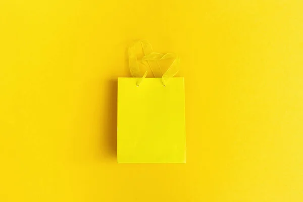 Composição Mínima Amarelo Colorido Com Pacote Presente Simular Conceito Tendência — Fotografia de Stock