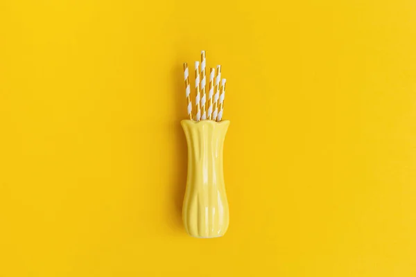 Composição Mínima Amarelo Colorido Com Papel Bebendo Palhas Dentro Vaso — Fotografia de Stock