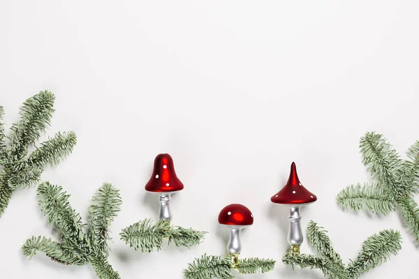 Bożonarodzeniowe Ozdoby Botaniczne Latają Grzybami Agarycznymi Czerwonym Wieczkiem Białymi Kropkami — Zdjęcie stockowe