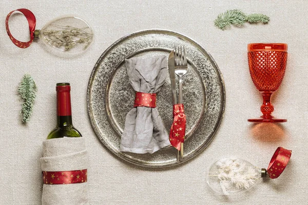 크리스마스 식탁보 테이블용 식기에 전나무로 장식된 크리스마스 즐거운 식탁에서 위에서 — 스톡 사진