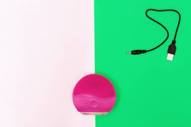 Kağıt arkaplanda yüz temizleme fırçası. Yüz temizleme. Kırmızı yüz fırçası. Güzellik aleti. Düz yatıyordu. Boşluğu kopyala.