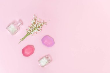 Vadinin zambakları ve yumuşak pembe arka planda hoş kokulu sabun. Yazmak için boş yer var. El yapımı sabunlar. Aromaterapi, güzellik merkezi. Üst görünüm.