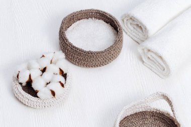 Spa arka planı. Pamuk bitkisinin kabarık çiçeği ve deniz kabuğu fotokopi alanı olan hafif bir ahşap üzerinde. Spa için ögeler.