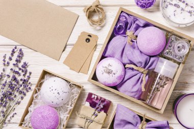El yapımı hediye kutusu, banyo bombası, lavanta spreyi ve kese olarak lavanta yağı içeren ürünler. Özenli bir hediye, vücut bakımı için doğal aromaterapi.