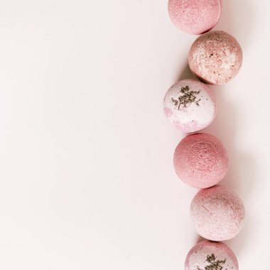 Doğal banyo bombaları, deniz tuzu, gül yağı ve bitkisel malzemelerle kaplıca ürünleri. Güzellik ve vücut bakımı için doğal kozmetik ürünleri, bitkisel ilaçlar, pembe arka plan