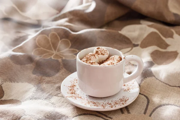 Tasse heiße Schokolade mit Marshmallows im Sonnenlicht. Heißgetränk im Winter. — Stockfoto