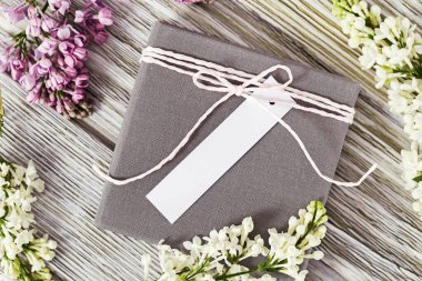 İmza yeri olan bir hediye kutusu ya da dal ve leylakla süslenmiş dilekler.