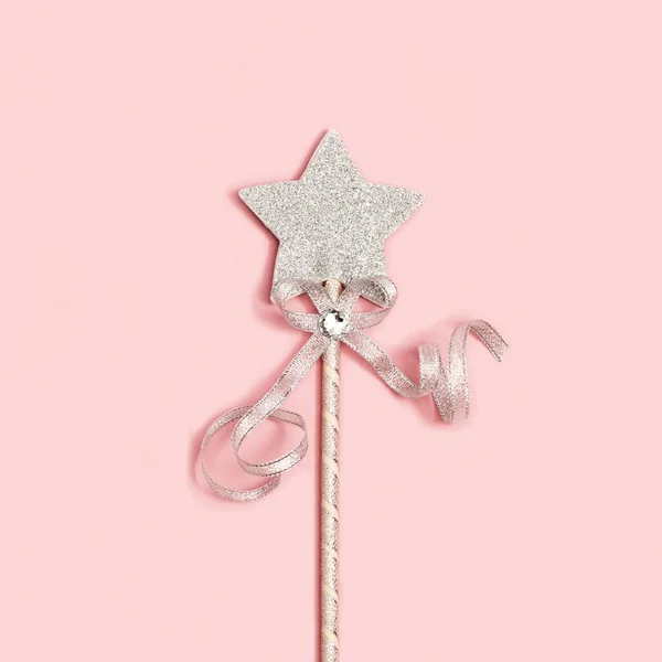 Ünnepi dekoráció, fényes ezüst csillag flitteres puha rózsaszín háttér másolási hellyel. Minimális ünnepi koncepció. Lapos fektetés. — Stock Fotó