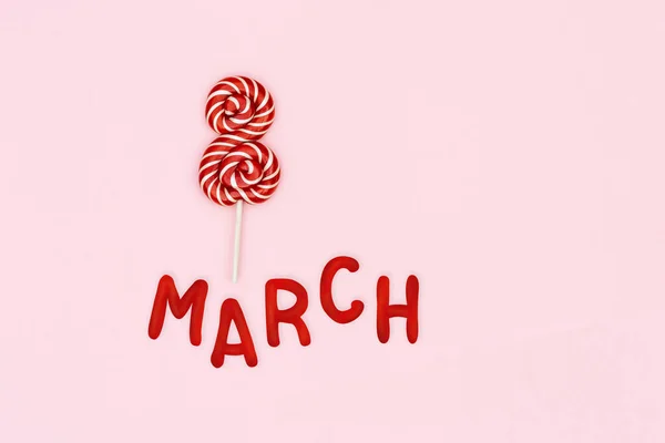 8 Mart tarihli Uluslararası Kadınlar Günü tebrik kartı. Sekiz şeklinde tatlı kırmızı şeker. — Stok fotoğraf