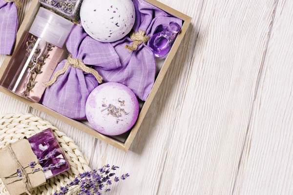 Lavanta banyosu bombaları, deniz tuzu, kese, aromaterapi uyku spreyi, lavanta esaslı kokulu ve sağlıklı spa ürünleri. Bitkisel tıp konsepti, vücut tedavisi için kozmetik