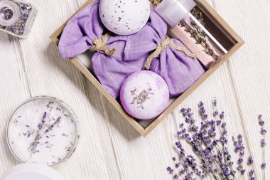 Lavanta banyosu bombaları, deniz tuzu, kese, aromaterapi uyku spreyi, lavanta esaslı kokulu ve sağlıklı spa ürünleri. Bitkisel tıp konsepti, vücut tedavisi için kozmetik