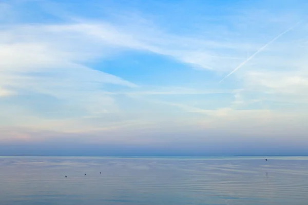 Όμορφο ηλιοβασίλεμα στη θάλασσα, παστέλ χρώματα και αντανακλάσεις στο νερό, ήρεμη φύση τοπίο με πολύχρωμα σύννεφα — Φωτογραφία Αρχείου