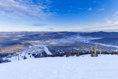 Sheregesh kayak merkezi ve Altai dağları ya da Gornaya Shoria tepesinden manzara. Aktif kış istirahatı, kayakçılar ve snowboardcular kayak pistinde ve kayak kaldırma, doğa ve spor eğlencesi.