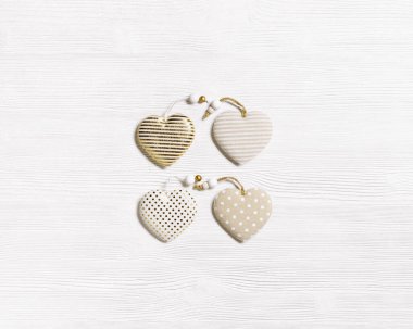 Altın çizgili kumaştan dört el yapımı kalp ya da beyaz ahşap arka planda noktalar. Sevgililer Günü şablonu ve aşk konsepti, tebrik kartı. Sevgililer günü kartı. Düz kare