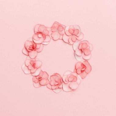 Küçük pembe ortanca çiçeklerine sahip çiçek desenli, doğal çiçek desenli yaz mevsiminde yatıyordu. En düşük monokrom