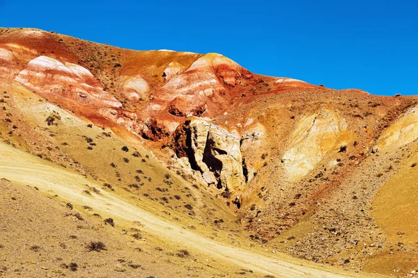 Fantastyczne czerwone góry z jasnymi przejściami kolorów i błękitne czyste niebo w miejscu o nazwie Mars 1, Republika Altai — Zdjęcie stockowe