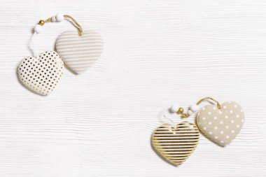 Sevgililer Günü konsepti. Altın çizgili keten kumaştan dört yumuşak oyuncak kalp ya da beyaz ahşap masa üzerindeki noktalar. Kopya alanı olan Sevgililer Günü arkaplanı. Aşk teması, üst görünüm