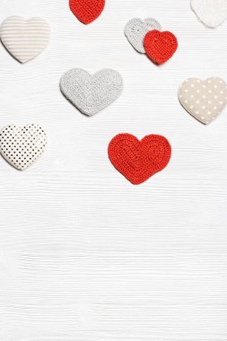 Sevgililer Günü geçmişi, sevgililer günü kartı, beyaz ahşap masada el yapımı kırmızı tığ işi kalp, romantik bayram için el yapımı hediye, aşkın sembolü. Fotokopi alanı olan kutlama kartı. Üst görünüm