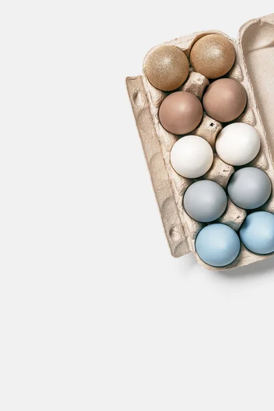 Paaseieren pastel gekleurd in eierdoos op lichte achtergrond met kopieerruimte. Minimaal paasfeest concept, geverfd kippenei met kleurverloop van blauw tot beige gekleurd in kartonnen verpakking — Stockfoto