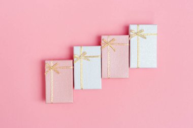 Sevgililer Günü için pembe ve beyaz hediyeler, kadınlar günü, boks günü. Sürpriz bir şekilde kapalı kutular. Asgari stil tatil arka plan pastel renkli.