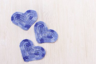 Beyaz ahşap arka planda kopyalanmış kalpler. Düz yatıyordu. Üst Görünüm.