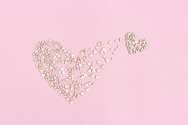 大きなハートから小さなハートが出てきます 新しい愛の誕生です 愛の概念 ピンクの背景に多くの小さな木製の心 — ストック写真