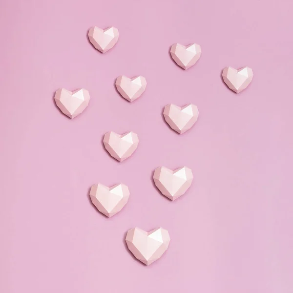 ピンクの多角形の紙のハート型 バレンタインデーのコピースペース付きの休日の背景 愛の概念 無地です モノクローム画像 ミニマルスタイル — ストック写真