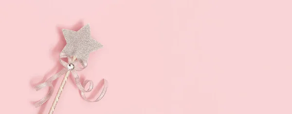 Ünnepi Dekoráció Varázspálca Fényes Ezüst Csillag Lágy Rózsaszín Háttérrel Fénymásoló — Stock Fotó