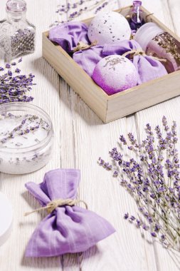 Gevşemek için lavanta yağı ve el yapımı hediye olarak stres giderici ürünler ya da ahşap masada sunulan kutu. Spa ve vücut bakımı için doğal lavanta aromaterapisi