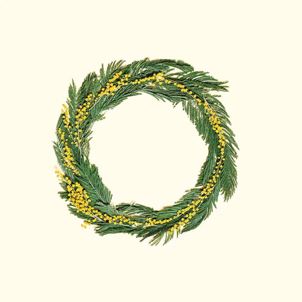 Round frame from Mimosa flowers, natural blossoms and green leaves, Spring season border. Fluffy yellow bloom acacia balls, springtime festive design element. Top view, copy space — Stock Photo, Image