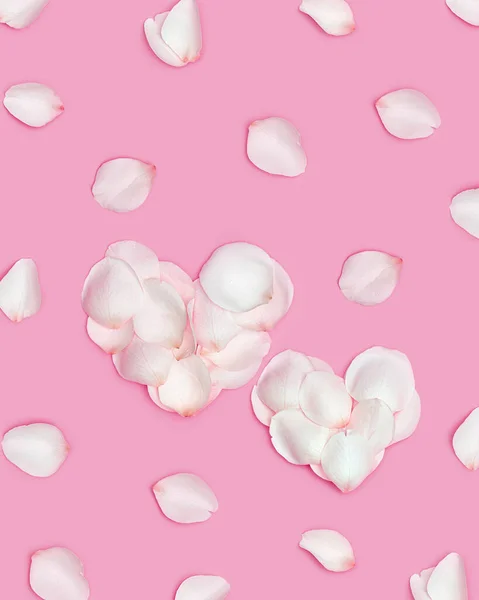 ピンクの花の白い花弁から大きく小さな心、バラの花びらで作られた2つの心。バレンタインデー、母の日の休日の概念。平花構成、パステルカラー. — ストック写真