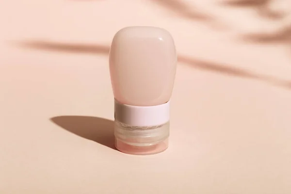 Cosmetische fles voor room, gel, lotion. Schoonheidsproduct pakket, model plastic container met harde schaduwen — Stockfoto