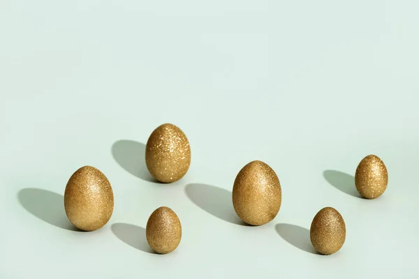 Skład wielkanocny ze złotymi jajkami, wiosenne tło z malowanym kurzym jajkiem. — Zdjęcie stockowe