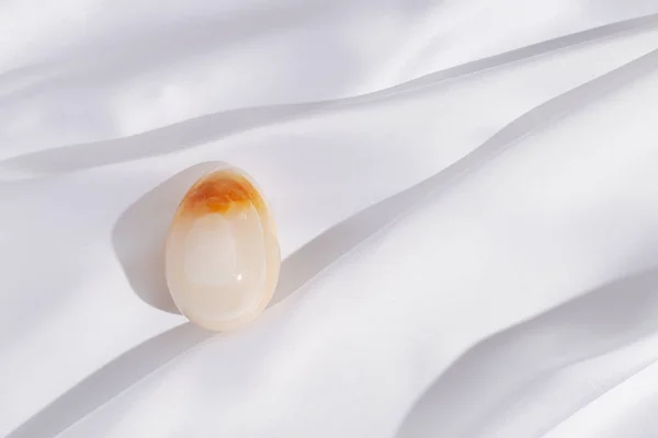 Uovo Pasqua Decorativo Realizzato Onice Naturale Tovaglia Lino Tessile Sfondo — Foto Stock