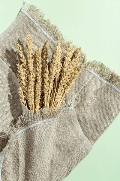 Weizenstacheln aus nächster Nähe auf dem Sack. Getreideernte. Reiche Ernte kreatives Konzept. natürliche Ohren der Pflanze. — Stockfoto