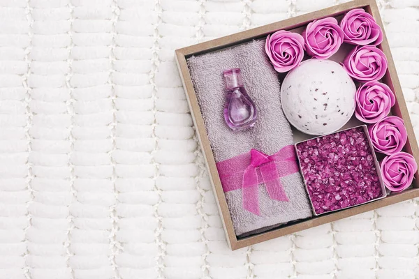 Menyiapkan paket perawatan diri, kotak hadiah aroma lavender dengan produk kosmetik. Personalisasi ramah lingkungan hadir — Stok Foto