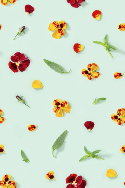 Moderno patrón floral sin costuras con flores de pansy, hojas verdes y pétalos, pequeño adorno floral de verano. —  Fotos de Stock