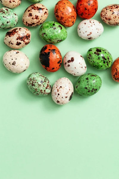 Красочные пасхальные перепелиные яйца. Весенняя пасхальная композиция с шоколадом. — стоковое фото