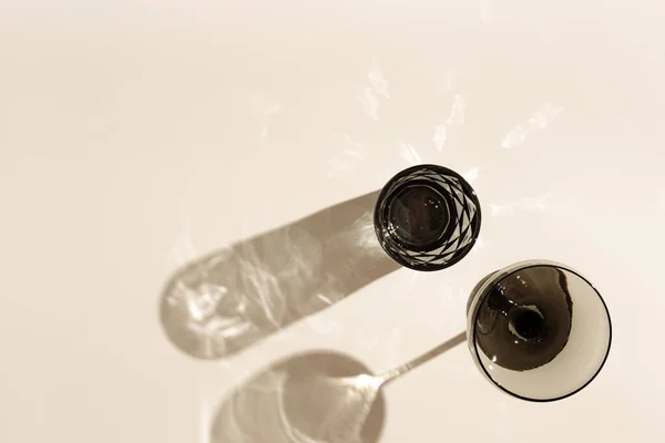 Champagner Wein Wassergläser Aus Getöntem Grauen Glas Auf Beigem Tischhintergrund lizenzfreie Stockbilder