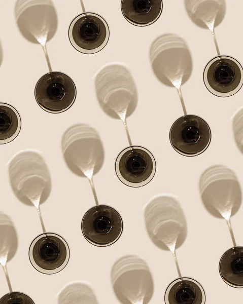 Champagnergläser Aus Grauem Glas Auf Beigem Hintergrund Als Kreatives Geometrisches Stockbild