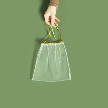 Ağdan yeniden kullanılabilir poşetler, meyve ve sebzeler için yeniden kullanılabilir paketler, renkli kurdele kravatlı eko ağ torbası, çevre dostu ve sıfır atık kavramı, minimum stil