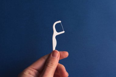 El ele tutuşan diş kemeri, diş ipi. Oral sağlık