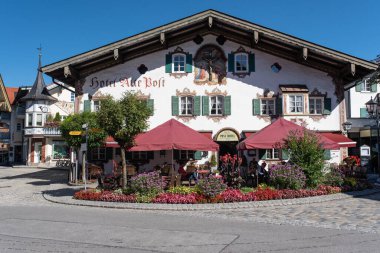 Oberammergau, Almanya - Ekim 2021: Bavyera 'nın Oberammergau kentinin sokaklarına dini bir duvar resmi yapılmış cephe.