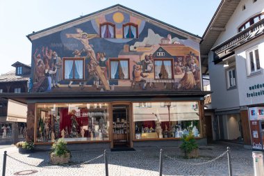 Oberammergau, Almanya - Ekim 2021: Bavyera 'nın Oberammergau kentinin sokaklarına dini bir duvar resmi yapılmış cephe.