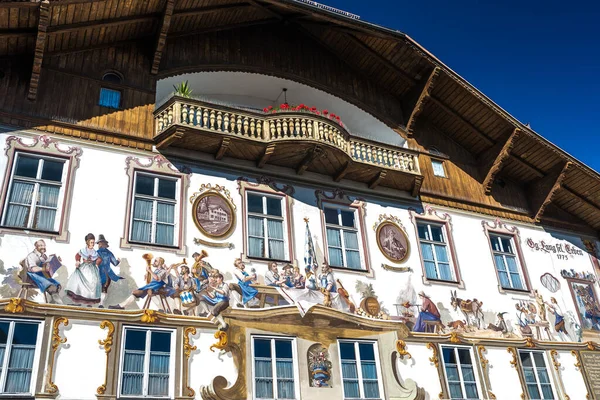 Oberammergau, Almanya - Ekim 2021: Bavyera 'nın Oberammergau kentinin sokaklarına dini bir duvar resmi yapılmış cephe.
