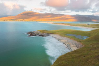 İskoçya 'nın dış Hebrides' inde Lewis ve Harris Adası 'ndaki Luskentyre ve Seilebost plajlarında güzel bir gün batımı veya gün doğumu manzarası..