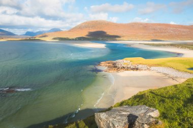 İskoçya 'nın dış Hebrides' inde Lewis ve Harris Adası 'ndaki Luskentyre ve Seilebost plajlarının güzel manzarası..