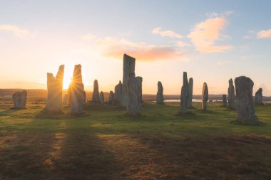Callanish Standing Stones 'un tarihi yeri, gün batımında ya da gündoğumunda İskoçya' nın dış Hebrides bölgesindeki Lewis Adası 'nda bulunan Neolitik taş bir çember..