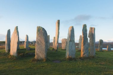 Callanish Standing Stones 'un tarihi yeri, gün batımında ya da gündoğumunda İskoçya' nın dış Hebrides bölgesindeki Lewis Adası 'nda bulunan Neolitik taş bir çember..